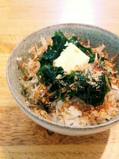 簡単朝ごはんに!おかかわかめバター丼♪-レシピのメイン写真