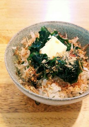 簡単朝ごはんに！おかかわかめバター丼♪-レシピのメイン写真