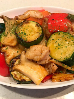 鶏肉とズッキーニ パプリカのコンソメ炒め-レシピのメイン写真