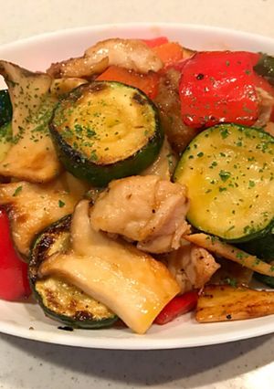 鶏肉とズッキーニ パプリカのコンソメ炒め-レシピのメイン写真