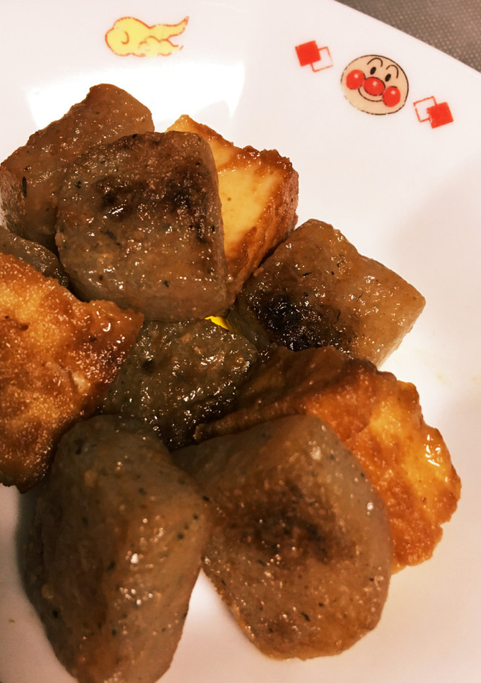 府中のAKAで こんにゃくと揚げ炒め-レシピのメイン写真