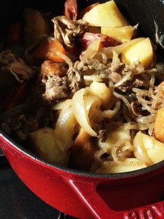 ストウブ鍋で調味料少なめ優しい肉じゃが♪-レシピのメイン写真