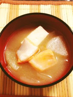 玉ねぎと鮭の味噌汁-レシピのメイン写真