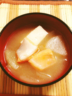 玉ねぎと鮭の味噌汁-レシピのメイン写真