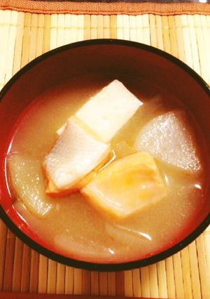 玉ねぎと鮭の味噌汁-レシピのメイン写真
