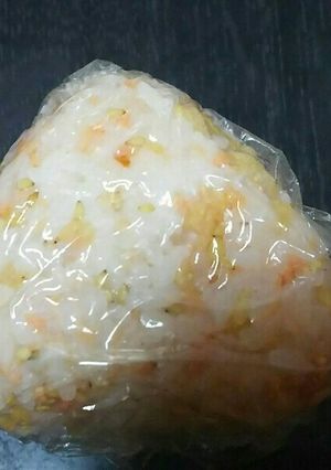 鮭フレークと天かすのおにぎり-レシピのメイン写真