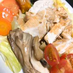 A picture of ヘルシーで満足！胡麻味噌鶏サラダ♡.