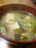 厚揚げとわかめの味噌汁