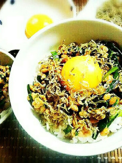 もち麦ごはんでにら納豆丼-レシピのメイン写真