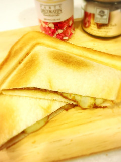 カレーの残りで。チーズカレーホットサンド-レシピのメイン写真