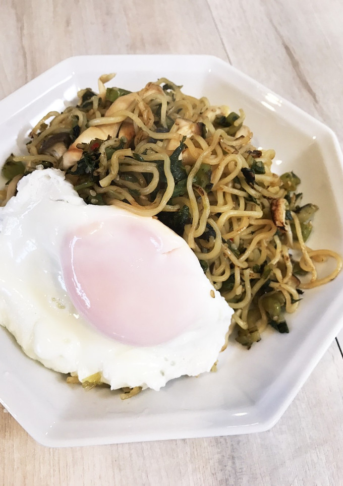 高菜漬けとエリンギの焼きそば☆目玉乗せ-レシピのメイン写真