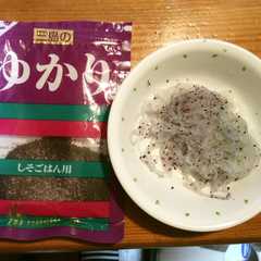 รูปของ 糸こんにゃくとシソふりかけ