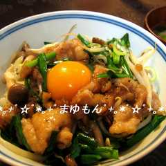 รูปของ 肉にらもやしの月見丼