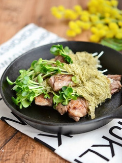 牛ステーキとかいわれ大根のとろろ昆布巻き-レシピのメイン写真