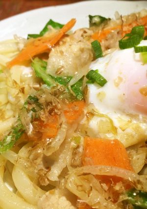 余り野菜と温玉で☆絶品焼うどん＠めんつゆ-レシピのメイン写真