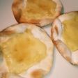 簡単3分おやつ♪餃子の皮でハチミツピザ