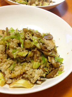 ごぼうキャベツ舞茸の味噌炒飯-レシピのメイン写真