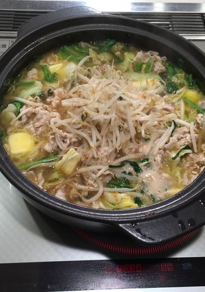 〆はラーメン！豚バラの味噌バター鍋-レシピのメイン写真