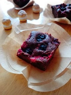 簡単*たっぷりベリーの濃厚チョコケーキ-レシピのメイン写真