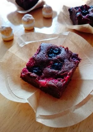 簡単＊たっぷりベリーの濃厚チョコケーキ-レシピのメイン写真