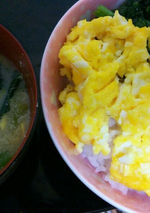 三色丼とホウレン草のお味噌汁。-レシピのメイン写真