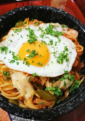 石焼き鍋で熱々ナポリタン-レシピのメイン写真