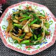 鶏肉とにんにくの芽の牡蛎油炒め