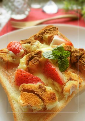 ロールケーキと苺とグミのトースト-レシピのメイン写真