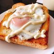 シンプルで超簡単☆ミ目玉焼きトースト!