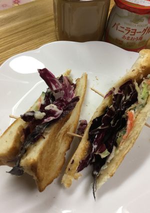 紫のレタスとポテトサラダのサンドイッチ-レシピのメイン写真