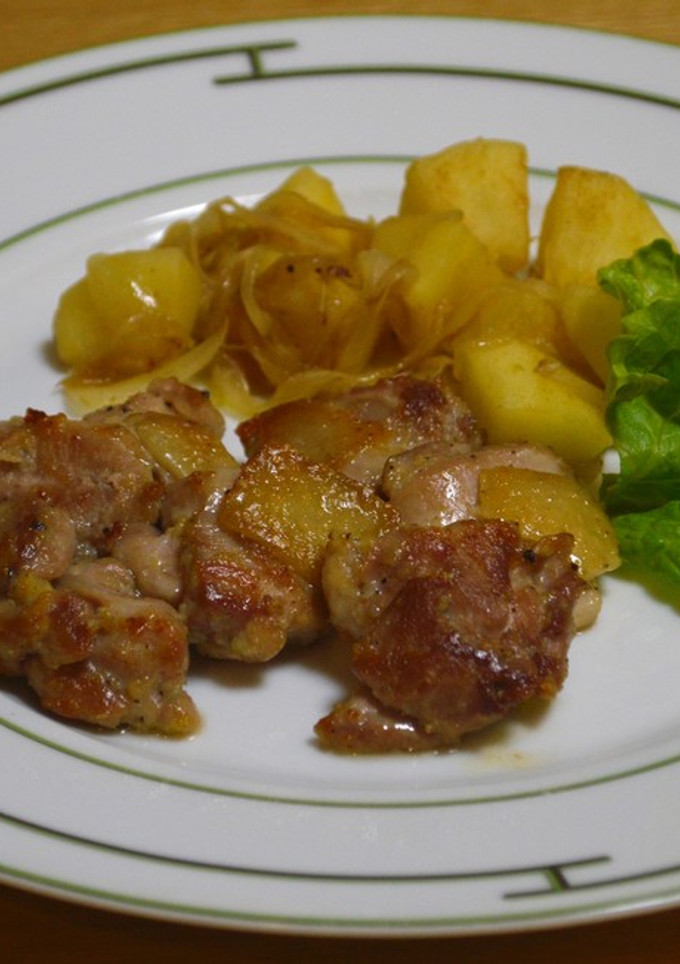 鶏もも肉のソテー　角切り林檎添え-レシピのメイン写真