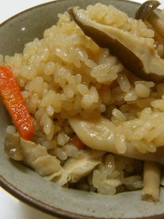 炊き込みごはん(しめじ、しいたけ、人参)-レシピのメイン写真