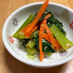A picture of ごまたっぷり小松菜人参の辛子ナムル♫お弁当にも.