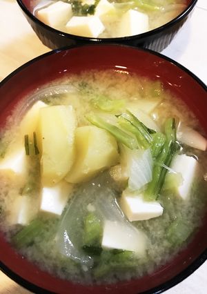 新玉☆じゃが芋☆豆腐☆蕪の葉の味噌汁-レシピのメイン写真