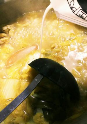 仕上げに豆乳投入*カレー豚骨ラーメン鍋-レシピのメイン写真