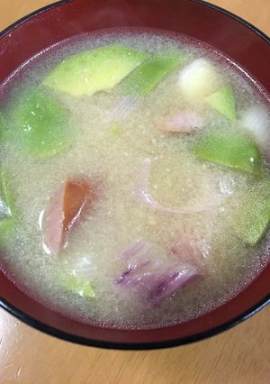 かたいアボカドとソーセージのみそ汁-レシピのメイン写真