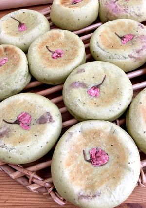 お抹茶生地の平焼き桜あんぱん-レシピのメイン写真
