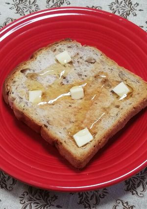 トーストに角切りバターを陥没させて♪-レシピのメイン写真