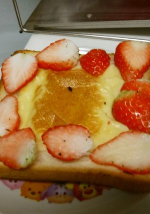イチゴたっぷりのチーズパン-レシピのメイン写真