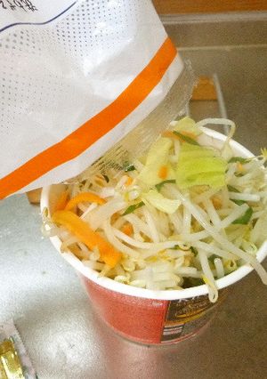 最速のレンジで野菜たっぷりカップ麺-レシピのメイン写真