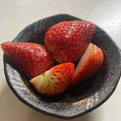รูปของ いちごのヘタ取り
