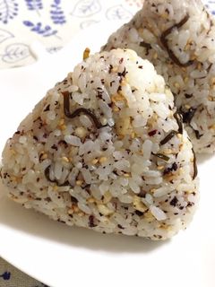 ゆかり塩昆布天かすチーズご飯♪おにぎりも-レシピのメイン写真