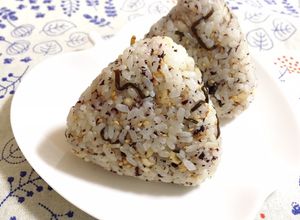 ゆかり塩昆布天かすチーズご飯♪おにぎりも-レシピのメイン写真