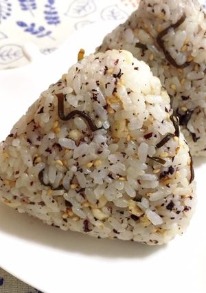 ゆかり塩昆布天かすチーズご飯♪おにぎりも-レシピのメイン写真