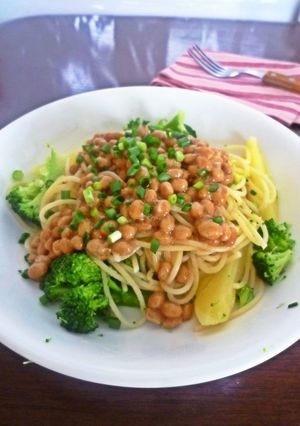 春の味がギュッと！春野菜の納豆パスタ-レシピのメイン写真