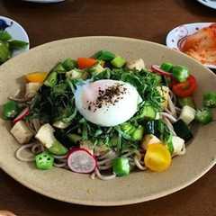 รูปของ ゴロゴロ野菜と温玉のお蕎麦