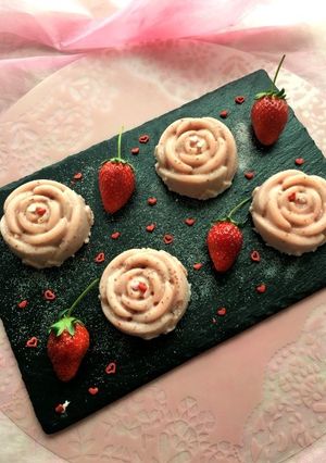 バラがかわいい♪ストロベリーチョコムース-レシピのメイン写真