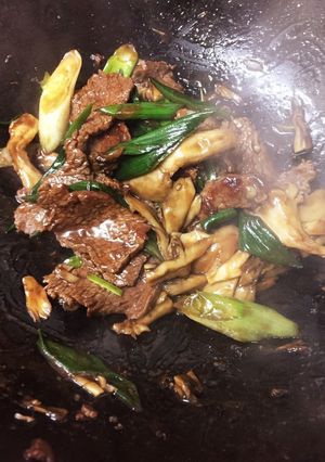 簡単!葉玉ねぎ牛肉、舞茸のオイスター炒め-レシピのメイン写真