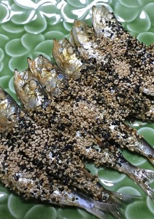 丸干しイワシの☆胡麻たっぷり焼き-レシピのメイン写真