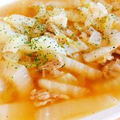 รูปของ 白菜と豚肉のコンソメスープ